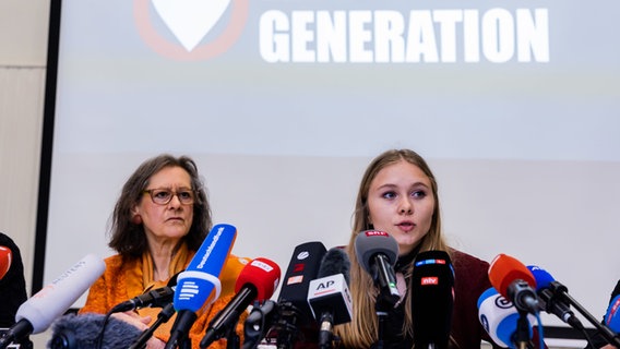 Aimee van Baalen (rechts), Sprecherin der Letzten Generation, und Marion Fabian, Aktivistin der Letzten Generation, sprechen auf einer Pressekonferenz. © Christoph Soeder/dpa 