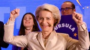 Die Spitzenkandidatin für die Europäische Kommission, die derzeitige Präsidentin der Europäischen Kommission Ursula von der Leyen jubelt © Geert Vanden Wijngaert/AP Foto: Geert Vanden Wijngaert