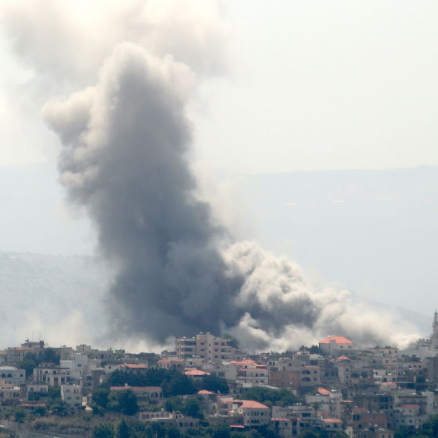 Rauch steigt nach einem israelischen Angriff im Dorf Yaroun im Südlibanon auf. © picture alliance/dpa/XinHua | Taher Abu Hamdan Foto:  Taher Abu Hamdan