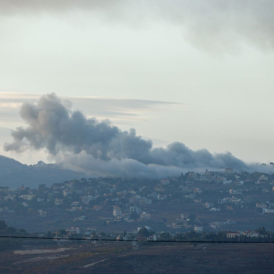 Starker Rauch von israelischen Luftangriffen steigt über der Region um die südlibanesische Stadt Nabatieh auf. © picture alliance / Anadolu Foto: Ramiz Dallah