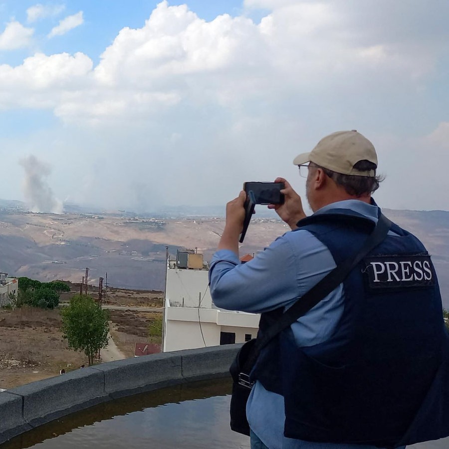Starker Rauch von israelischen Luftangriffen steigt über der Region um die südlibanesische Stadt Taybeh auf. © picture alliance / Anadolu | Ramiz Dallah Foto: Ramiz Dallah