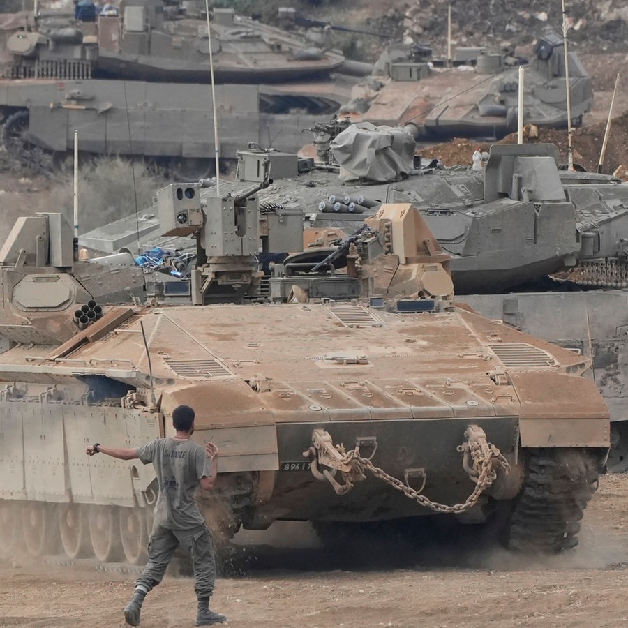 Israelische gepanzerte Mannschaftstransportwagen und Panzer manövrieren in einem Bereitstellungsraum im Norden Israels nahe der israelisch-libanesischen Grenze. © Baz Ratner/AP/dpa 