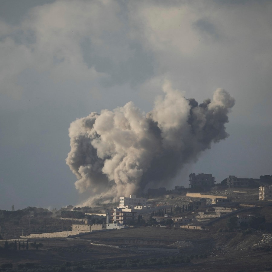 Rauch steigt nach israelischem Bombardement im Südlibanon auf, gesehen von Nordisrael aus. © AP/dpa Foto: Leo Correa