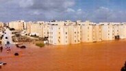 Libyen: Straßen sind nach dem Sturm "Daniel" überflutet. © picture alliance/dpa/Libya Almasar TV/AP/dpa 