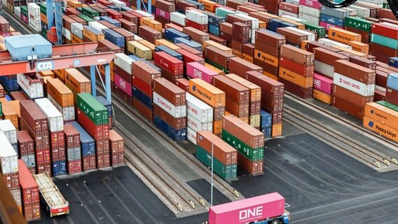 Container stehen im Containerterminal Hamburg Altenwerder auf einer Abstellfläche. © Markus Scholz/dpa 