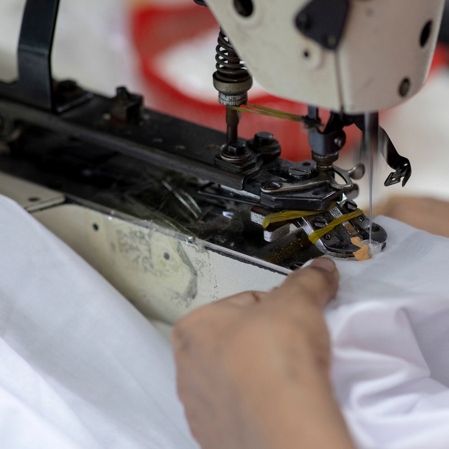 Eine Frau arbeitet in einer Textilfabrik © picture alliance/dpa Foto: K M Asad