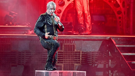 Rammstein-Frontsänger Till Lindemann bei einem Auftritt auf der Bühne. © dpa picture alliance Foto: Malte Krudewig