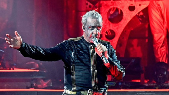 Rammstein-Sänger Till Lindemann auf der Bühne. © picture alliance/dpa Foto: Malte Krudewig