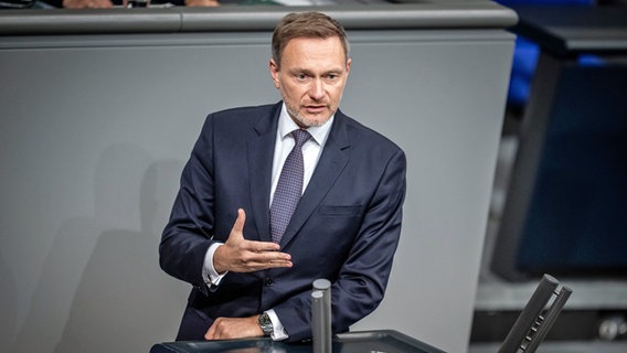 Christian Lindner (FDP), Bundesminister der Finanzen, spricht im Bundestag. © Michael Kappeler/dpa 