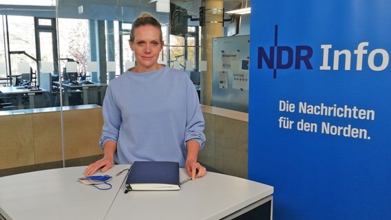 NDR Moderatorin Juliane Möcklinghoff steht in einem Livestream-Studio. © NDR Info 