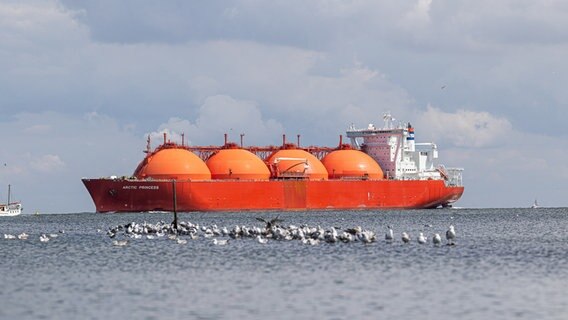 LNG-Tanker vor Cuxhaven © picture alliance Foto: Reiner Keuenhof