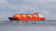 LNG-Tanker vor Cuxhaven © picture alliance Foto: Reiner Keuenhof