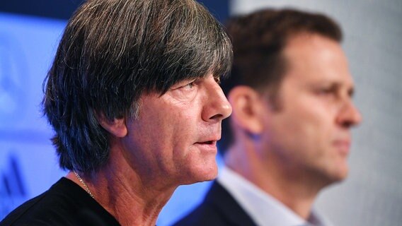 Fußball-Bundestrainer Joachim Löw und Nationalmannschafts-Manager Oliver Bierhoff (r.) bei einer Pressekonferenz. © dpa picture alliance Foto: Markus Gilliar