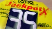 Die Anzeigentafel in einer Lotto-Geschäftsstelle zeigt den Jackpot von 35 Millionen Euro. © dpa Foto: Marcus Führer