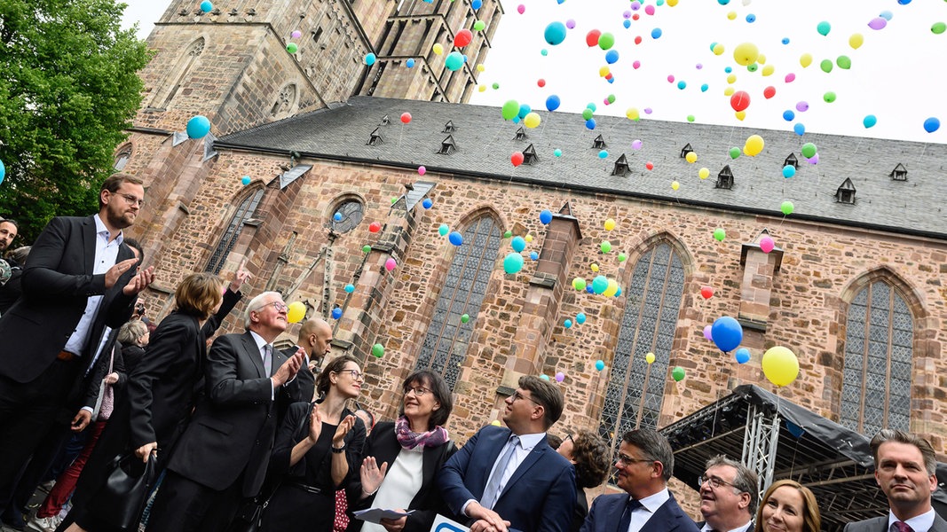 Bundespräsident Frank-Walter Steinmeier (M.) lässt nach einer Gedenkfeier zum fünften Todestag von Walter Lübcke zusammen mit Gästen rund 500 Luftballons in den Himmel vor der Martinskirche in Kassel steigen