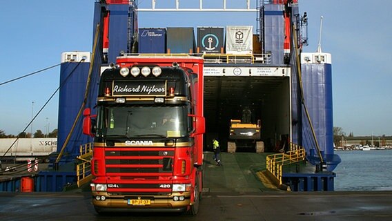 Entladung einer RoRo-Fähre im Lübecker Hafen. © LHG 