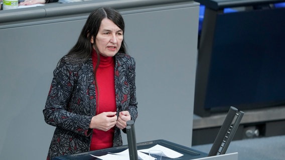 Kirsten Luehmann im Portrait 2021 bei einer Rede im Bundestag. © picture alliance Foto: Jens Krick
