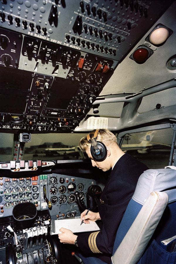 Blick in das Cockpit einer Boeing 707 der Lufthansa (um 1960) © dpa 