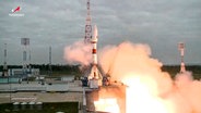 Auf diesem von der Staatlichen Raumfahrtbehörde Roskosmos via AP zur Verfügung gestellten Videostandbild hebt die Sojus-2.1b-Rakete mit der automatischen Mondlandestation Luna-25 von einer Startrampe im Kosmodrom Wostotschny ab. © ---/Roscosmos State Space Corporation/AP/dpa 