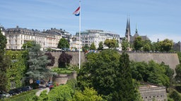 Die Nationalflagge vor dem Verfassungsplatz in Luxemburg © picture alliance 