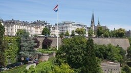 Die Nationalflagge vor dem Verfassungsplatz in Luxemburg Die Nationalflagge vor dem Verfassungsplatz in Luxemburg © picture alliance