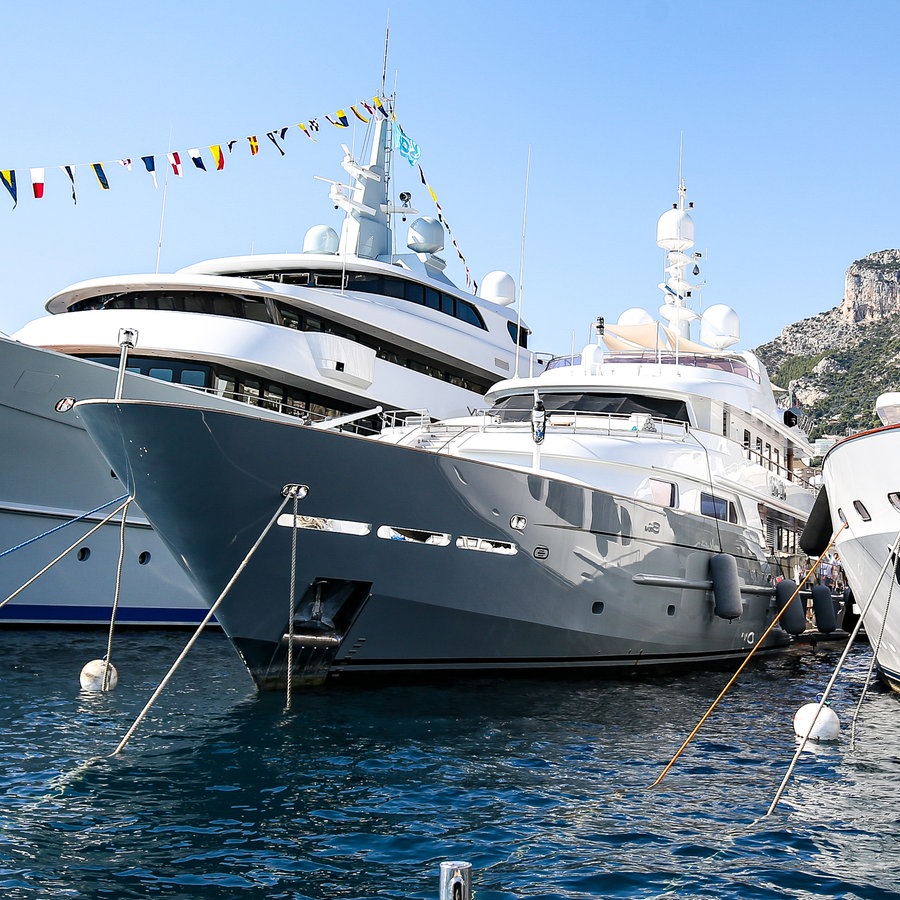 Russische Luxus-Yachten im Hafen von Monaco © picture alliance / PRO SHOTS Foto: Mischa Keemink