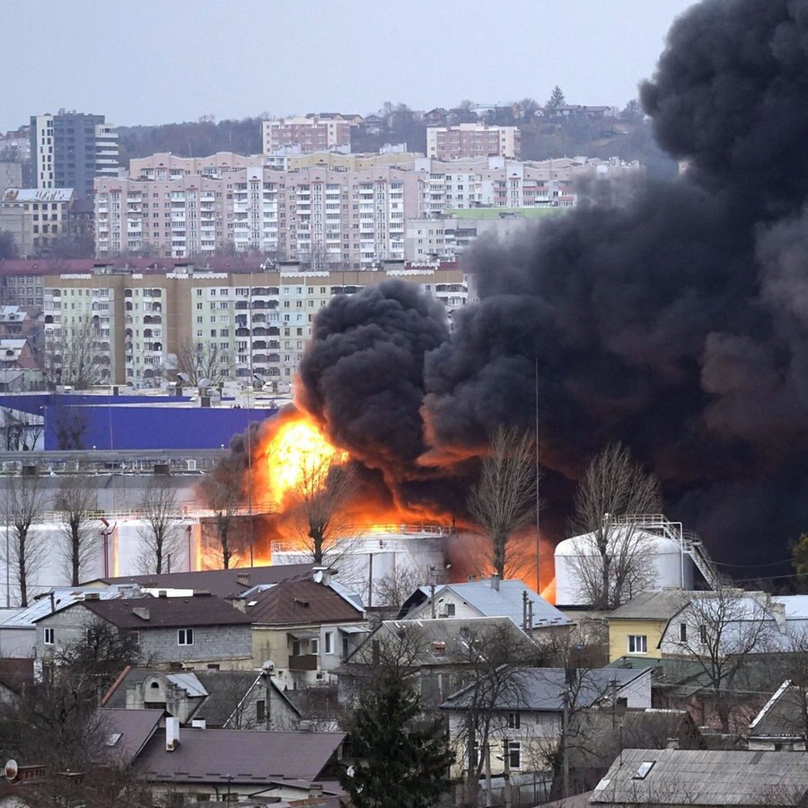 Schwarzer Rauch steigt nach russischen Raketeneinschlägen aus einem Treibstofflager der westukrainischen Großstadt Lwiw (Lemberg). © -/kyodo/dpa 