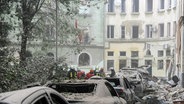 Zerstörte Häuser und Autos in der ukrainischen Stadt Lwiw © Mykola Tys/AP Foto: Mykola Tys/AP