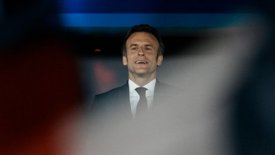 Emmanuel Macron, Präsident von Frankreich, feiert mit seinen Anhängern. © dpa-Bildfunk 