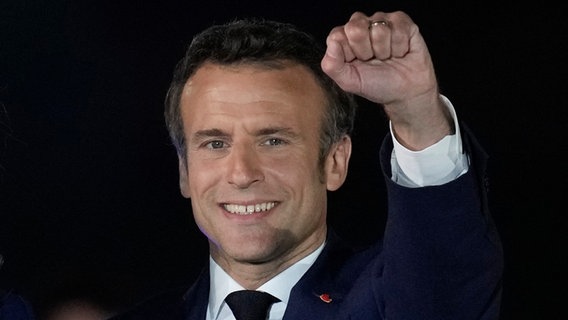 Emmanuel Macron, wieder gewählter Präsident von Frankreich, hebt seine Faust als Siegeszeichen © Christophe Ena/AP/dpa +++ dpa-Bildfunk +++ Foto: Christophe Ena