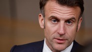 Der französische Präsident Emmanuel Macron während einer Pressekonferenz. © dpa-Bildfunk/AP Foto: Geert Vanden Wijngaert