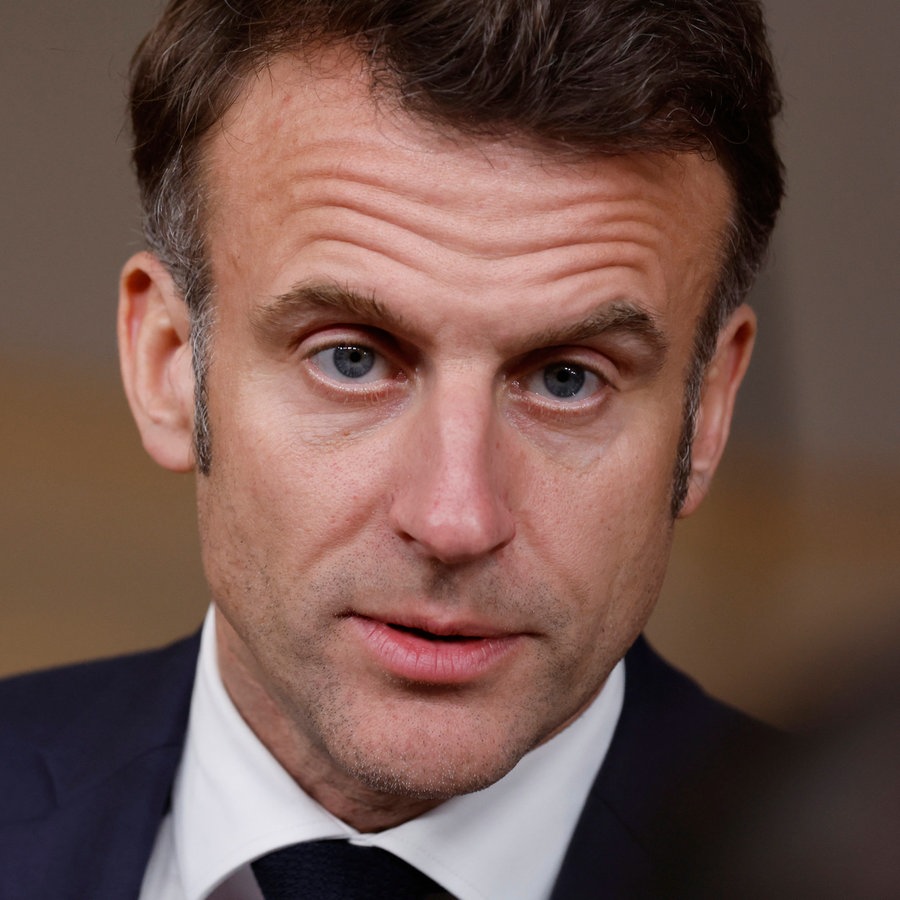 Der französische Präsident Emmanuel Macron während einer Pressekonferenz. © dpa-Bildfunk/AP Foto: Geert Vanden Wijngaert