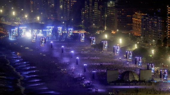 Fans drängen sich bei einem Konzert von Madonna am Strand der Copacabana in Rio de Janeiro. © Bruna Prado/AP/dpa 