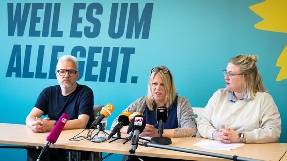 Maike Schaefer, Spitzenkandidatin der Bremer Grünen, mit den Landesvorstandssprechern Alexandra Werwath (r.) und Florian Pfeffer (l.) bei einer Pressekonferenz. © Sina Schuldt/dpa 