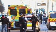 Einsatzfahrzeuge der Polizei und des Rettungsdienstes stehen bei einem Großeinsatz in der Mannheimer Innenstadt. © picture alliance/dpa | Dieter Leder Foto: Dieter Leder