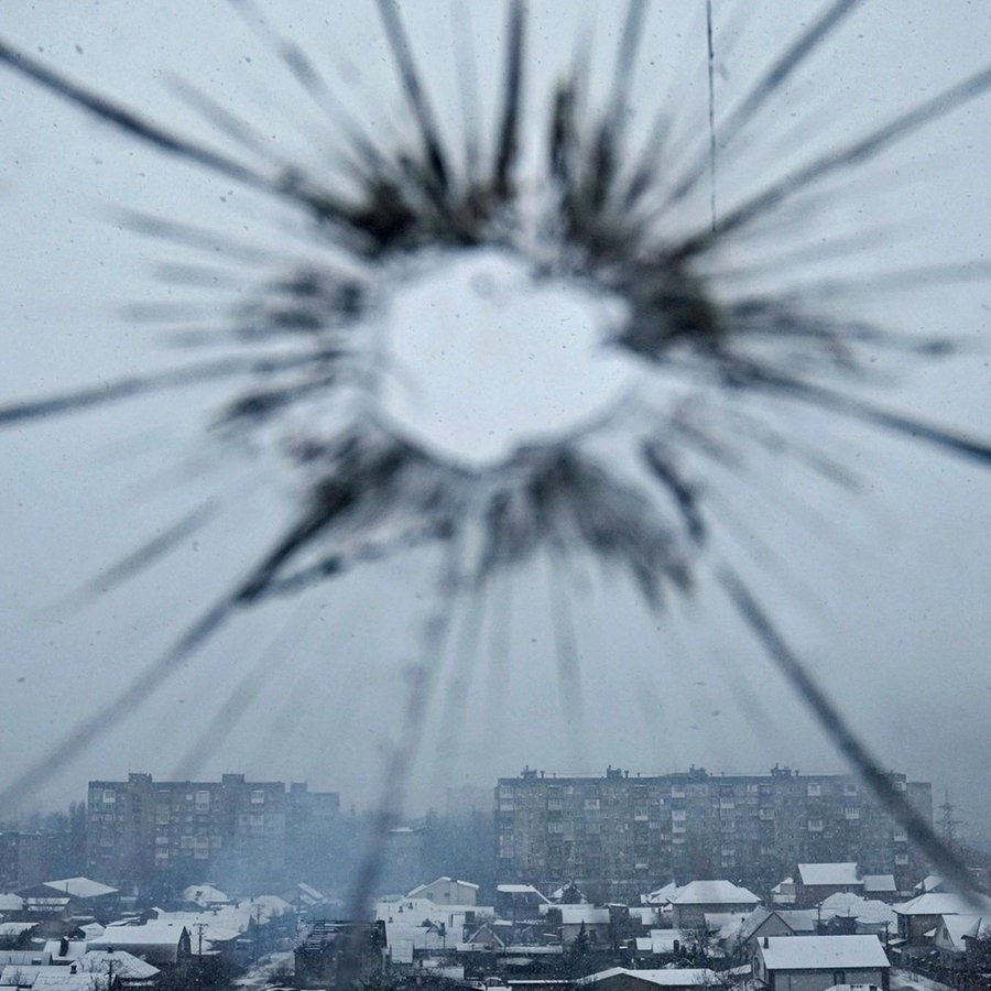 Blick aus einem durch Granatenbeschuss zerbrochenen Krankenhausfenster in Mariupol. © dpa-Bildfunk 