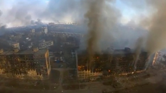 Luftaufnahme zeigt Rauchschwaden aus ausgebrannten Hochhäusern in Mariupol © dpa - Bildfunk Foto: Azov Battalion/AP/dpa