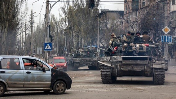 Mariupol: Russische Panzer fahren entlang einer Straße in einem von den von Russland unterstützten Separatisten kontrollierten Gebiet. © Alexei Alexandrov/AP/dpa 