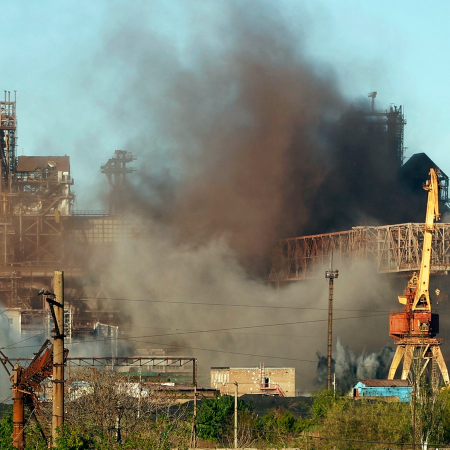 Rauch steigt während des Beschusses aus dem Stahlwerk Azovstal in Mariupol (Ukraine) auf. © picture alliance/dpa/AP Foto: Alexei Alexandrov