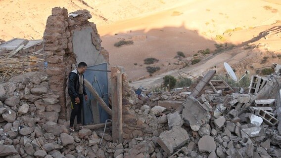 Marokko, Tahanaout: Ein Mann geht nach einem Erdbeben durch die Trümmer eines beschädigten Gebäudes in der Nähe von Marrakesch.  © Saori Issa/Xinhua/DPA 