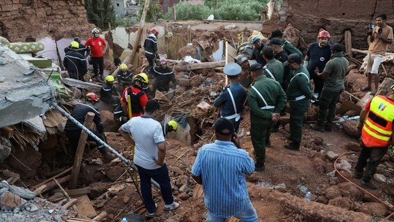 Rettungskräfte suchen nach dem schweren Erdbeben in Marokko nach Überlebenden. © Khaled Nasraoui/dpa Foto: Khaled Nasraoui/dpa