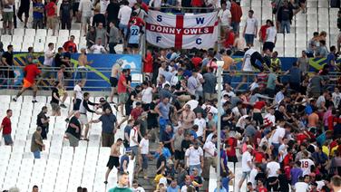 Russische und Englische Hooligans liefern sich im Stadion von Marseille. © DPA Foto: Oliver Weiken