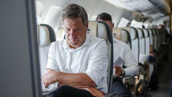 Bundes-Wirtschaftsminister Habeck (Grüne) sitzt in einem Flugzeug der Bundesregierung auf dem Flug nach Kanada © dpa-Bildfunk Foto: Kay Nietfeld