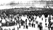 Blick auf demonstrierende Matrosen in Kiel im Oktober 1918, die den Befehl der Admiralität, trotz des Ersuchens um Friedensverhandlungen der neuen Regierung Max von Baden doch noch zu einer letzten Schlacht gegen Großbritannien auszulaufen, verweigern. © dpa - Bildarchiv 