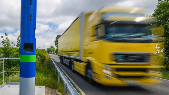 Ein Lkw fährt an einer Maut-Säule vorbei. © dpa Bildfunk 