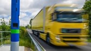 Ein Lkw fährt an einer Maut-Säule vorbei. © dpa Bildfunk 