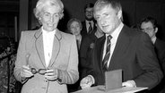 Hildegard Hamm-Brücher verleiht am 01.03.1980 die Theodor-Heuss-Medaille an den Journalisten Gerhard Mauz. © dpa 