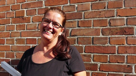 Ihre Jane Thorun, geb. Mayer,war bei der Freien Deutschen Jugend und studierte in Ost-Berlin, als die Mauer fiel. Sie eilte sofort zum Grenzübergang Bornholmer Straße. © NDR Foto: Bettina Less/Carsten Vick