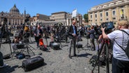 Vatikanstadt: Hunderte Journalisten aus aller Welt berichten live aus einem abgesperrten Bereich vor dem Petersplatz. © dpa Bildfunk Foto: Christoph Reichwein