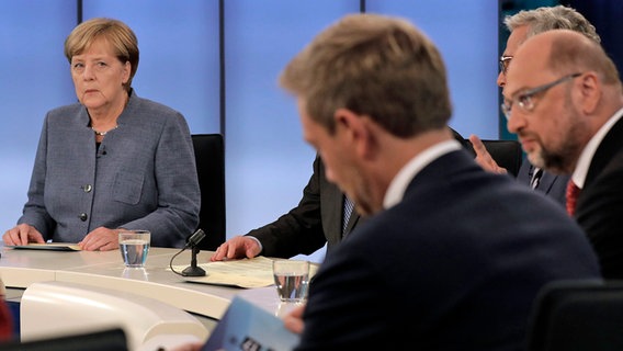 Bundeskanzlerin und CDU-Vorsitzende Angela Merkel nimmt gemeinsam mit dem FDP-Vorsitzenden Christian Lindner und dem SPD-Vorsitzenden Martin Schulz am 24.09.2017 in Berlin an einer Fernsehrunde der Parteivorsitzenden nach der Bundestagswahl teil. © dpa bildfunk Foto: Gero Breloer
